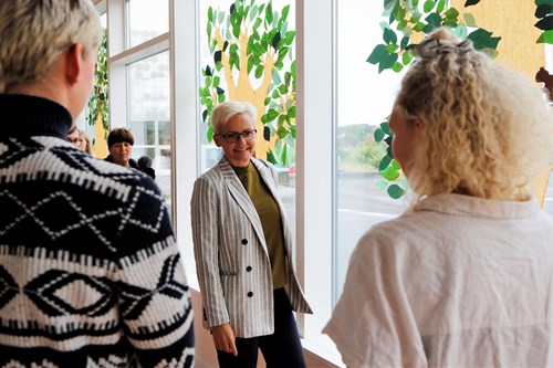 Pernille Rosenkrantz-Theil kigger på elevernes drømmetræer på Absalonskolen