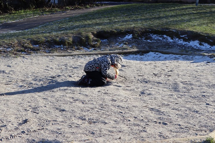 barn graver i sand