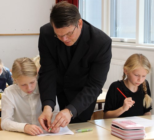 Hr. Oversø instruerer eleverne i at holde korrekt på en blyant